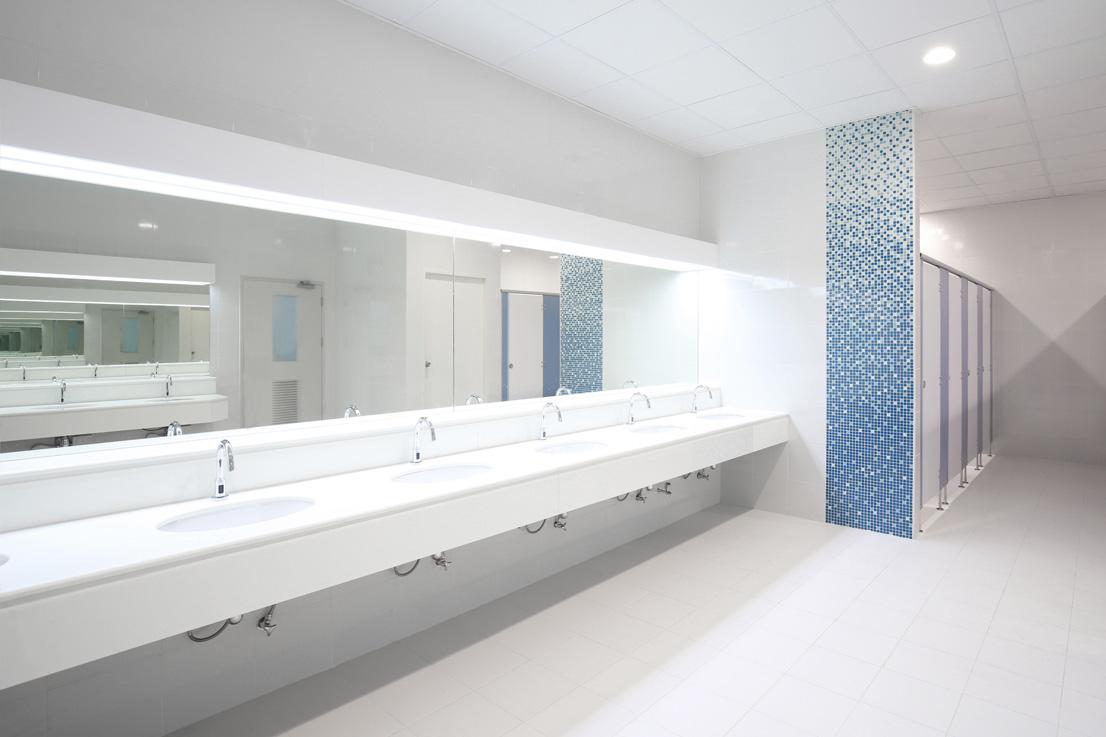 Streak-free bathroom with Wipe Away cleaning cloths